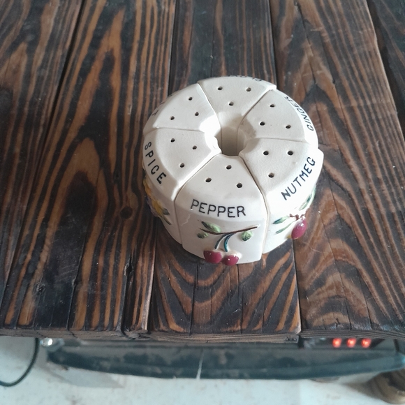 Vintage 6 piece salt, pepper and spice shakers - Picture 9 of 9